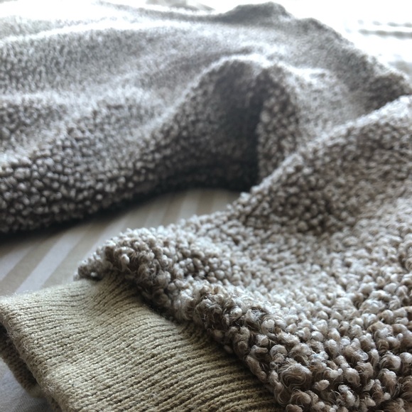 ♥️ URBAN OUTFITTERS Silence + Noise Sweatshirt - Picture 4 of 4